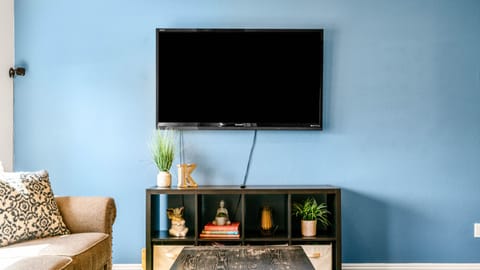 Smart TV, fireplace, stereo