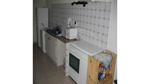 Fridge, oven, stovetop, coffee/tea maker