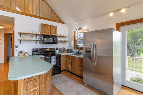 Oven, stovetop, electric kettle, dining tables