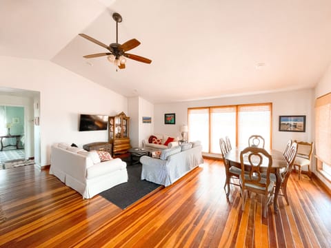 Upstairs living room/dining room
