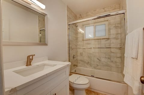 Combined shower/tub, hair dryer, towels