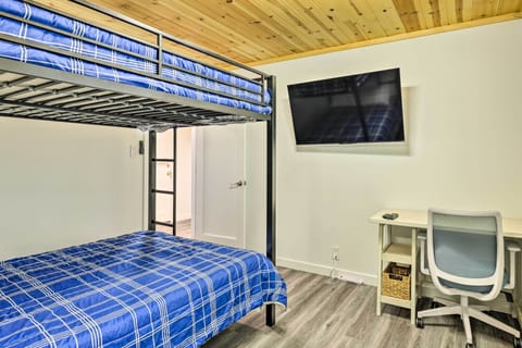 2 bedrooms, desk, travel crib, internet