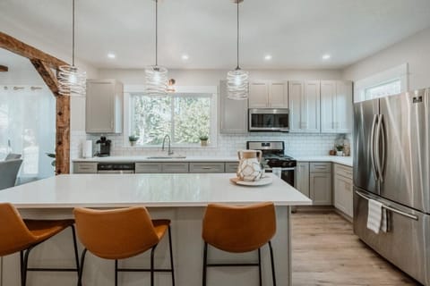 The breakfast bar adds a charming touch to this beautiful eat-in kitchen.
