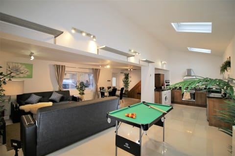 Pool table (1)