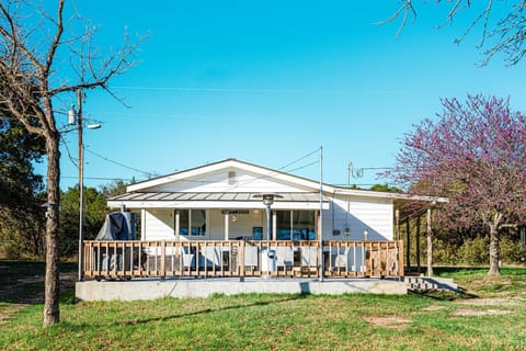 The entrance of the home is on the side. Guest will receive access information and a code to the smart lockout 24 hours prior to check-in.