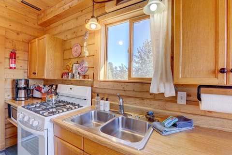 Kitchen area to easily prepare your meals.