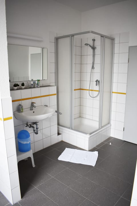 Combined shower/tub, hair dryer, towels