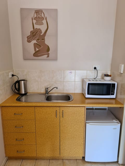 Microwave, cookware/dishes/utensils