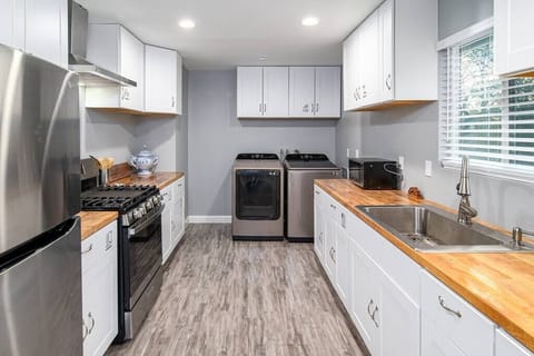 Large Kitchen with Lots of space / Washer and dryer