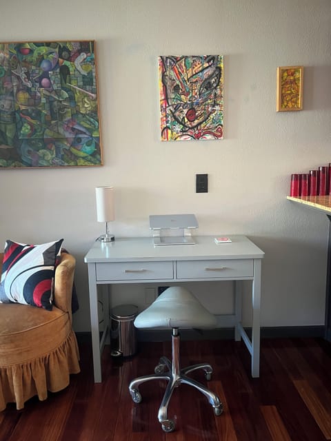 Ergonomically deaigned work Ergonomically designed work station