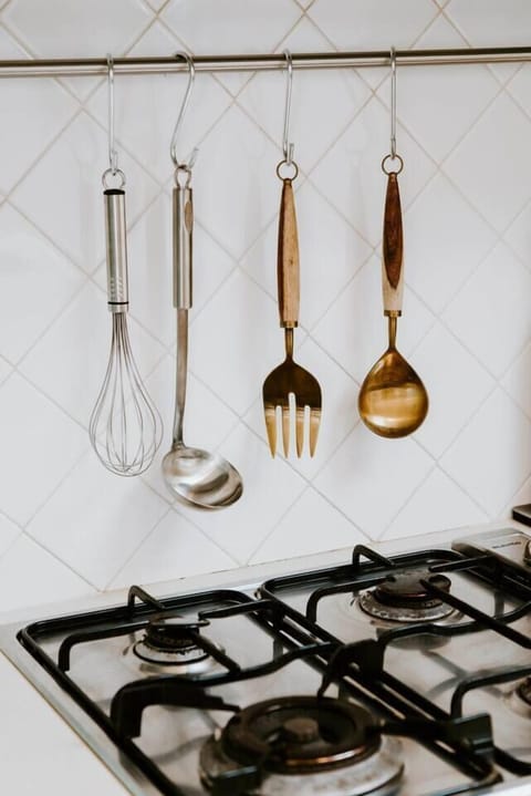 Fridge, oven, stovetop, coffee/tea maker