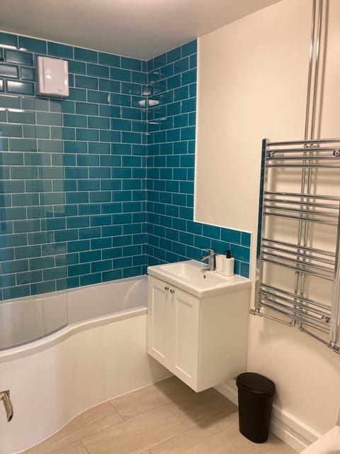 Combined shower/tub, towels