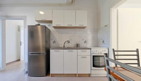 Fridge, stovetop, coffee/tea maker