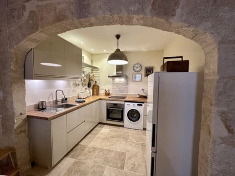 Private kitchen | Fridge, microwave, oven, stovetop