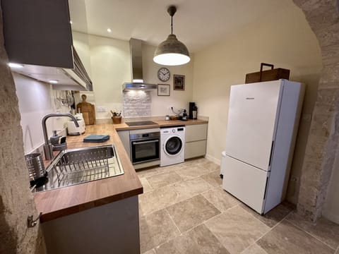 Private kitchen | Fridge, microwave, oven, stovetop