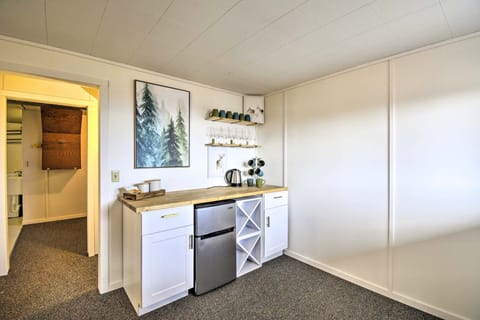 Lower Kitchenette