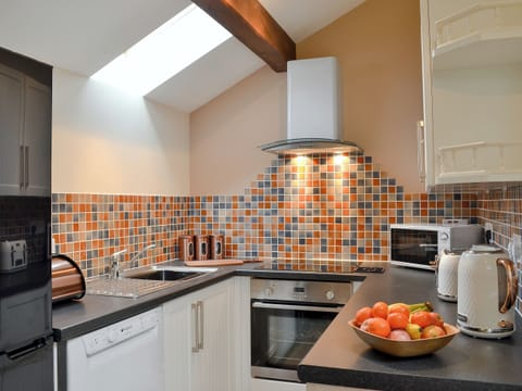 Well equipped kitchen area | Y Bwthyn Pren, Aberaeron