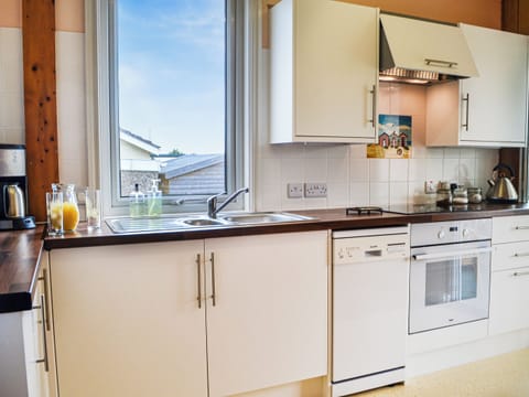 Kitchen/diner | Sunny Bank - Hunmanby Gap Cottages, Hunmanby Gap, near Filey