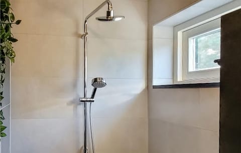 Combined shower/tub