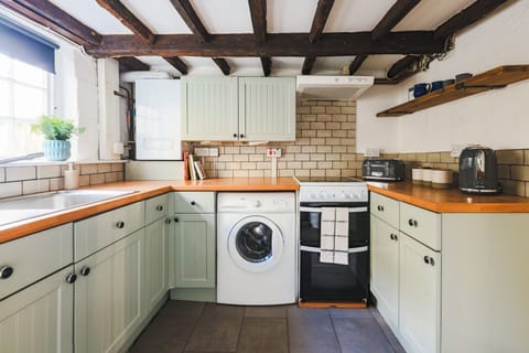 Fridge, oven, stovetop, coffee/tea maker