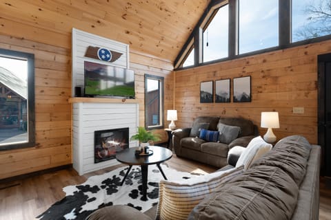 Midnight Ridge Lodge is the perfect modern cabin getaway!