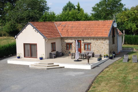 The Single-storey house with plenty of private garden and parking space