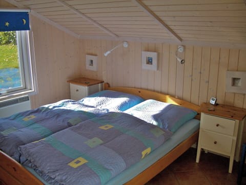 2 bedrooms, travel crib, free WiFi, bed sheets