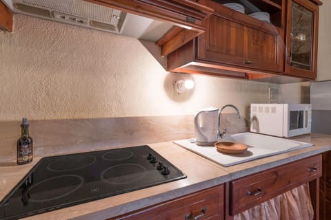 Amenities, Autumn, Kitchen, Room Detail, Spring, Summer