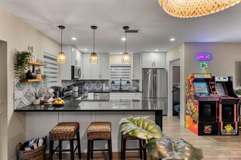 Updated Kitchen: open concept, perfect for cooking and entertaining! 🥘🍲