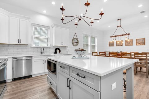 Beautiful new kitchen with open floor plan, perfect for large groups!
