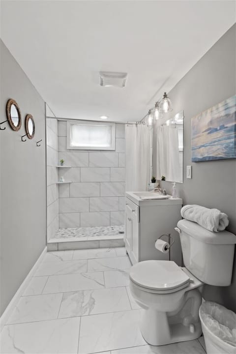 Combined shower/tub, hair dryer, towels