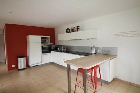 salle à manger-cuisine du gîte Coëtquen, vue sur jardin et étang