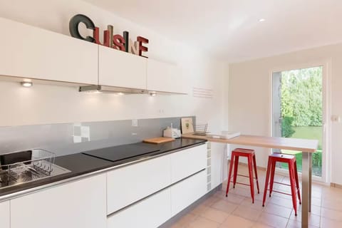 salle à manger-cuisine du gîte Coëtquen, vue sur jardin et étang