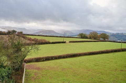 Penrheol Farmhouse, Llechfaen - Host & Stay