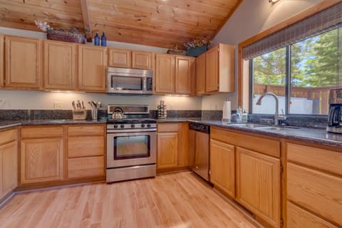Kitchen: Well-equipped kitchen, stainless steel appliances, kitchen bar w/2 bar stools, open to living and dining room