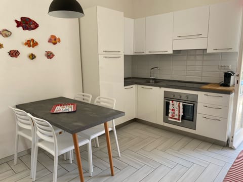 angolo cottura con forno, piano a induzione,  macchina da caffè Nespresso