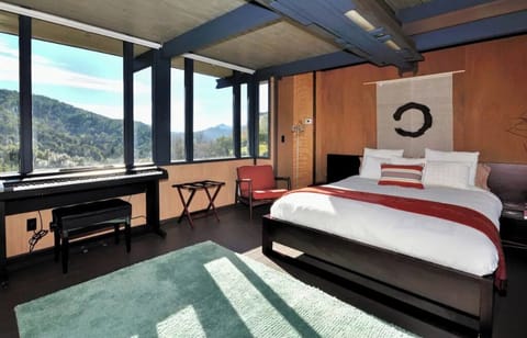 360 degree views from both sides of studio