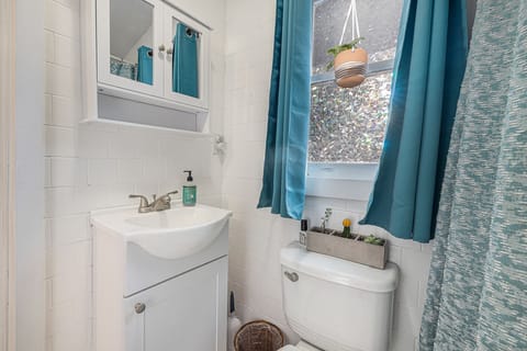 Combined shower/tub, free toiletries, shampoo