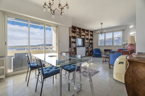 Salle à manger et salon, vue sur la ville, le port et le Mont Faron