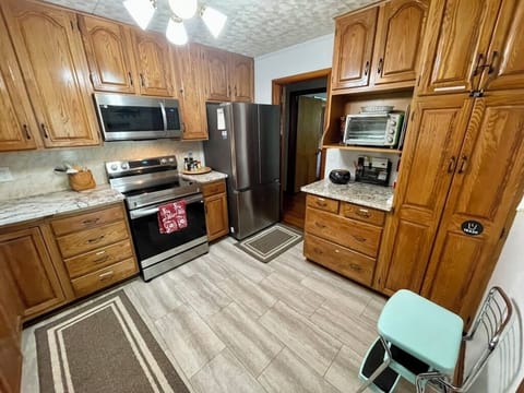 NEW appliances! 2024, dishwasher, stove, micro & fridge with granite countertops
