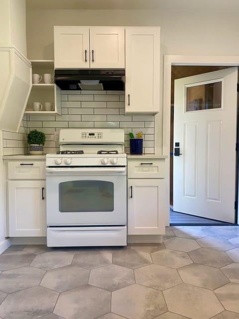 Come on into the brand new kitchen with a gas range and so much more!