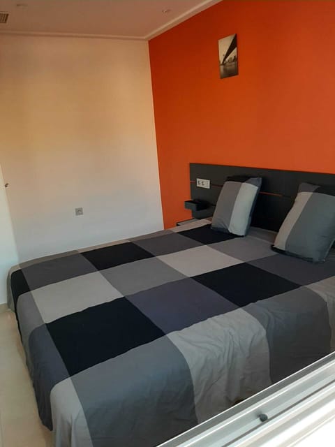 5 bedrooms, WiFi, bed sheets, wheelchair access