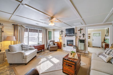 Mountain Pine Vacation Rental | 3BR | 2BA | 1,600 Sq Ft | 5 Steps to Access
