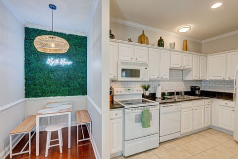 Private kitchen | Fridge, microwave, oven, stovetop