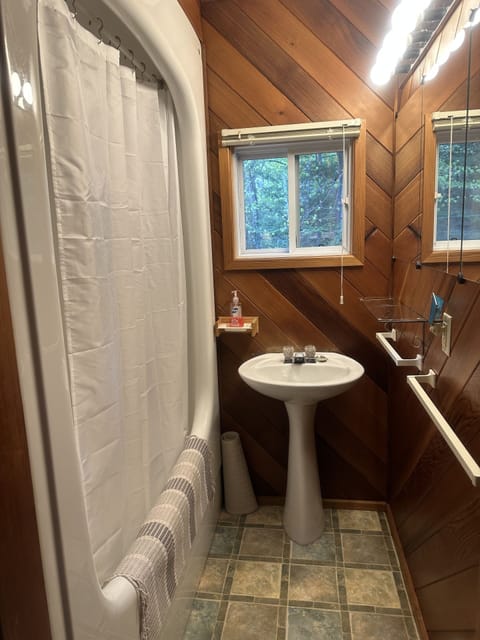 Combined shower/tub, toilet paper