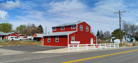 Beautiful full apartment, in barn style building, close to town with farm views! House in Nampa