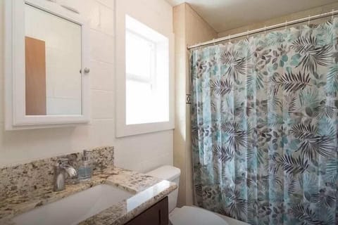 Combined shower/tub, towels