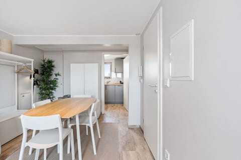 Bright and airy bedroom ambiance, with a convenient dining area. Direct bookings: www.arcaproperties.lu