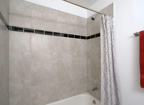 Combined shower/tub, towels