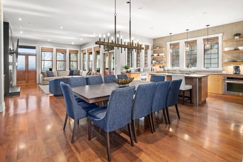 Bright & Airy Open Concept Living!